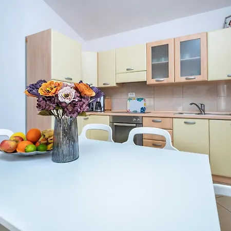 2 Bedroom Nice In Vodnjan Apartment